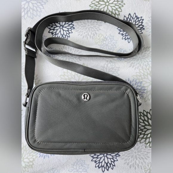 Lululemon Crossbody Camera Bag 2L Green Sage - Picture 9 of 10